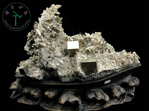 黃鐵礦+水晶（日本律雙晶），43x34x22cm-湖北大冶