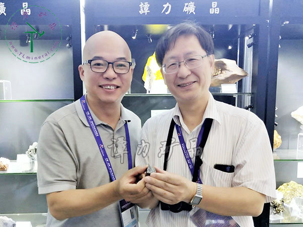 福州大學(xué)紫金礦業(yè)學(xué)院劉羽院長(zhǎng)（右）接受譚力捐贈(zèng)的礦物標(biāo)本