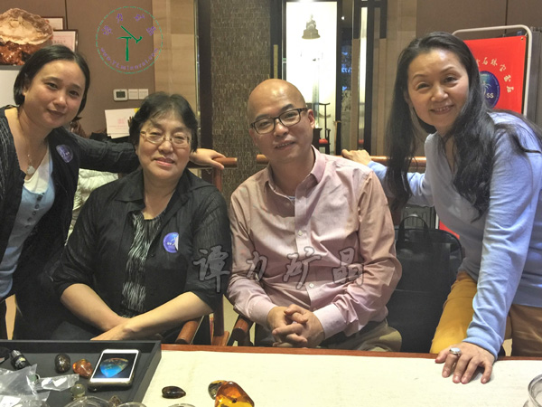 右起：中國(guó)古生物化石保護(hù)基金會(huì)創(chuàng)辦人單華春，譚力，琥珀收藏大家高閣（艾青之女）和她的助手。