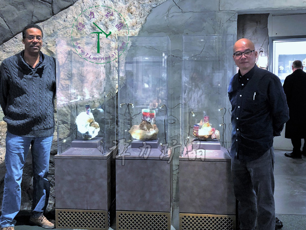 華盛頓國(guó)家自然史博物館Michael-A-Wise邁克爾·懷斯博士（左）向譚力介紹他尋獲的極品碧璽標(biāo)本。