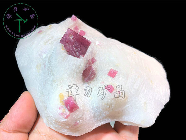 尖晶石+大理巖，越南14x12x7,主晶體：2.4x2.4cm