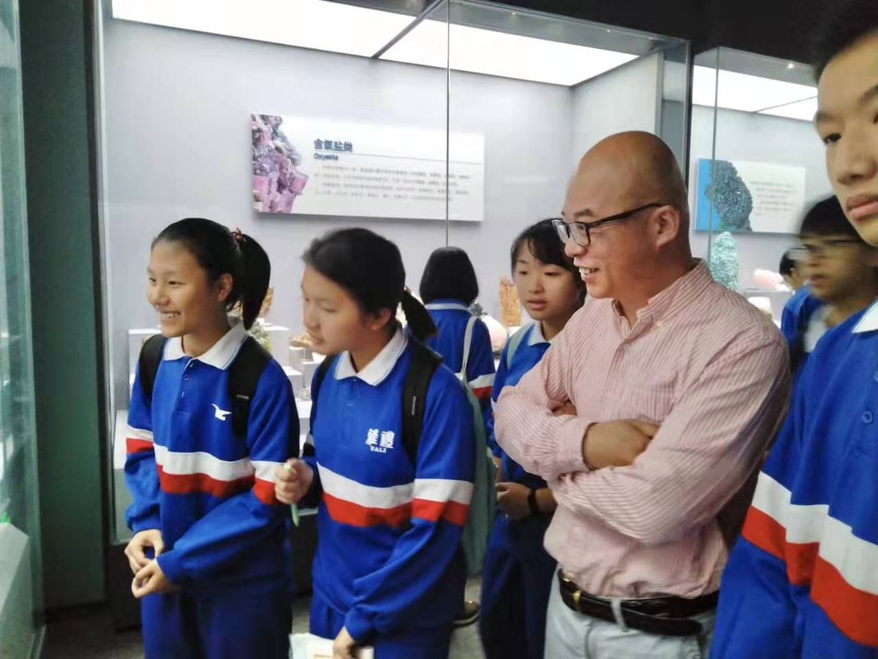 雅禮中學(xué)的高一學(xué)生由地理老師帶隊(duì)到湖南省地質(zhì)博物館上研學(xué)課程